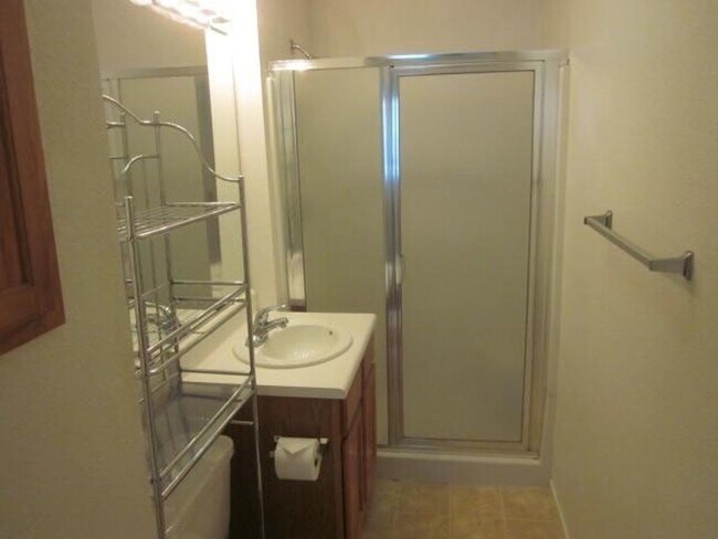 Foto del edificio - Spacious Condo in a Gated Community in Tracy