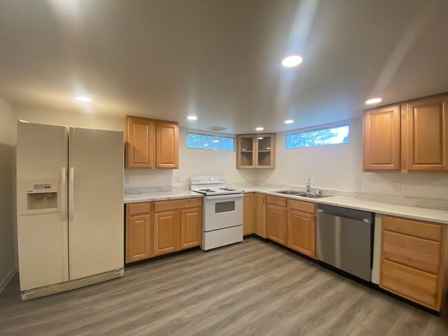 Cocina de la unidad 2 - 11636 59th Ave S