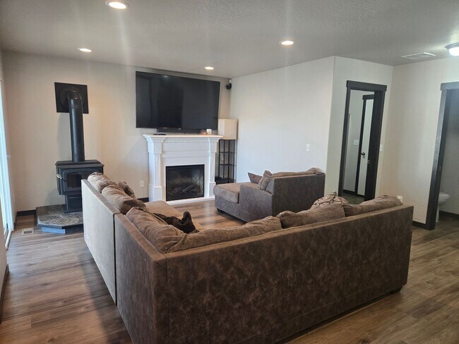 Foto del edificio - Modern 3-Bedroom Home in Pradera – Post Fa...
