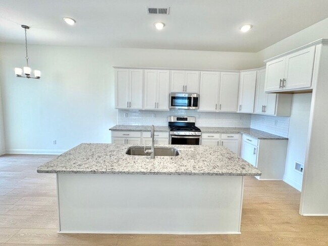 Foto del edificio - Now Leasing at Cedar Bluff – 4BR Townhomes...