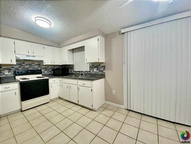 Building Photo - 4047 Las Vegas Dr