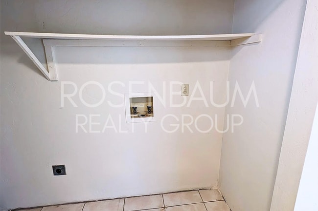Building Photo - Charming 2-bedrooms, 1-bath downstairs apa...