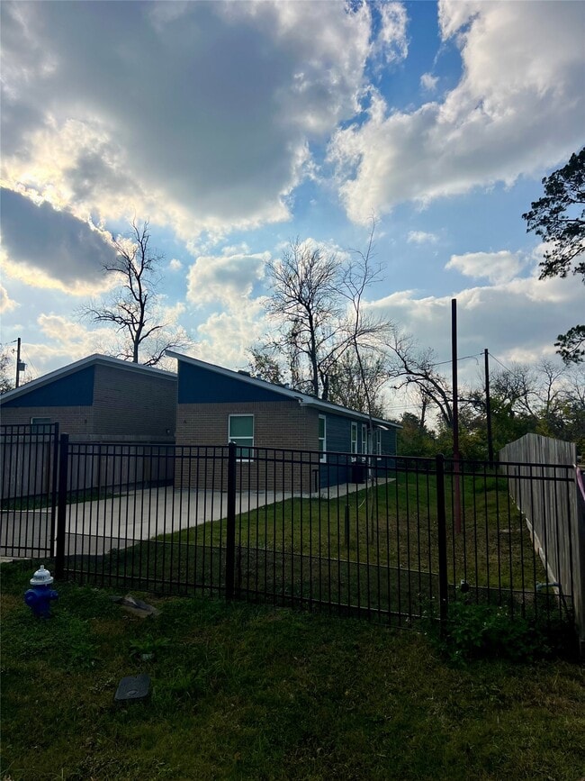 Building Photo - 9811 Leath St