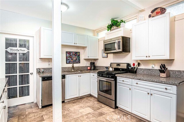 Building Photo - 15880 La Vida Dr