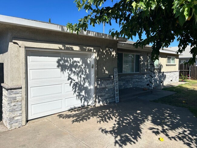 Foto del edificio - 3 Bedroom/1 Full Remodeled Bath Stockton Ca
