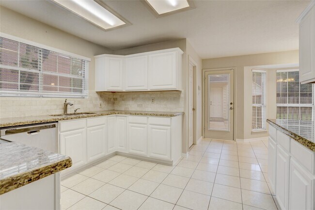 Building Photo - 10 E Trillium Cir