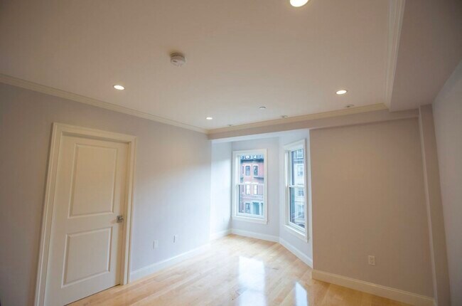 Building Photo - 296 Beacon St