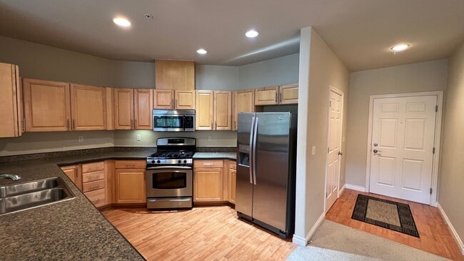 Building Photo - High End (2) Bedroom, (2.5) Bathroom Condo...