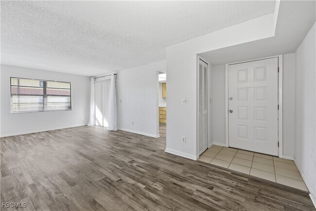 Foto del edificio - 6150 Whiskey Creek Dr