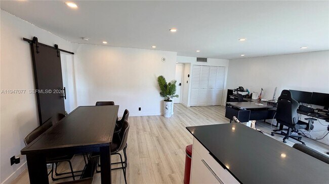 Foto del edificio - 16919 N Bay Rd