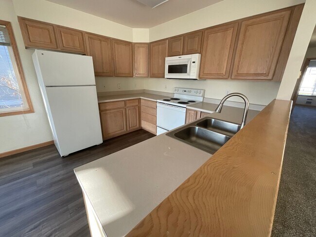 Building Photo - 2 bed, 2 bath Condo in Cordata Near Parks ...