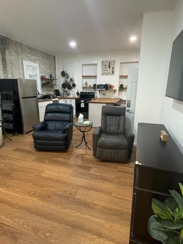 Building Photo - 305 S James St