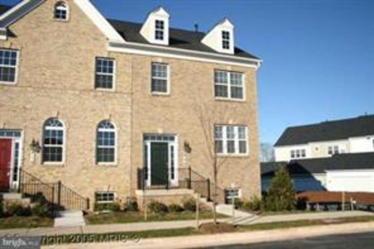 Foto principal - END UNIT TOWNHOUSE WITH 2 CAR GARAGE, 4 BE...