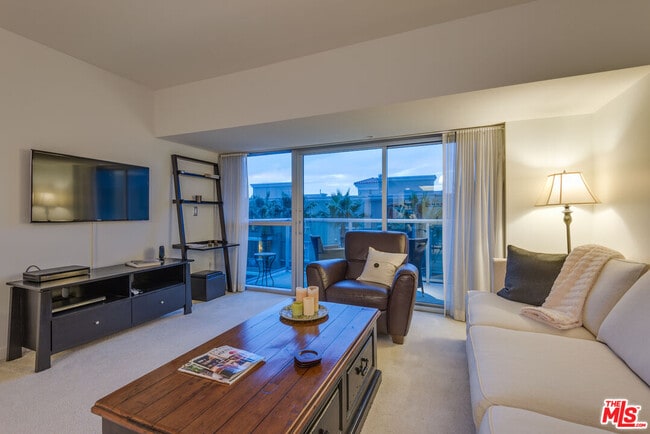 Building Photo - 13700 Marina Pointe Dr