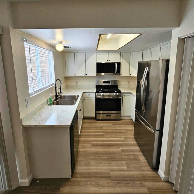 Building Photo - 3BR/2BA Townhome in NLV!