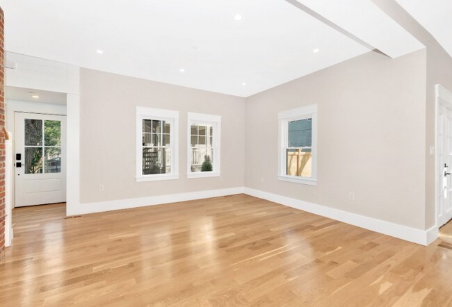 Foto del edificio - 140 Rindge Ave