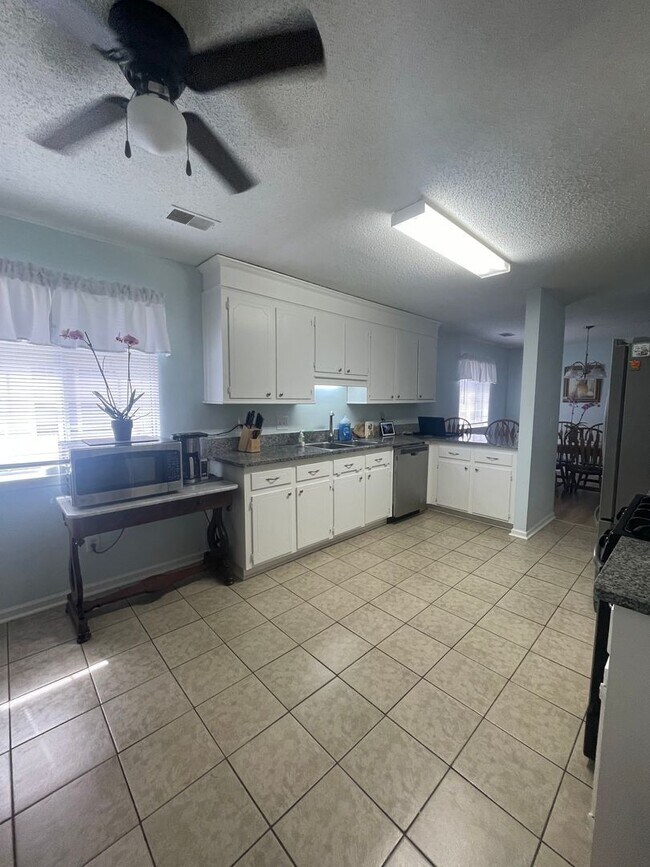 Building Photo - Spacious 4-Bed Shadowmoss Home—Now with $2...