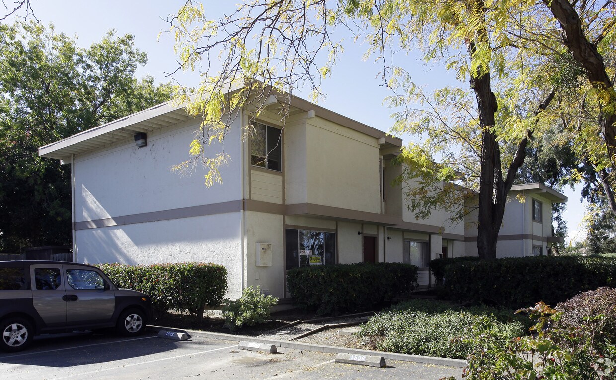 Primary Photo - 1536-1542 Drake Dr