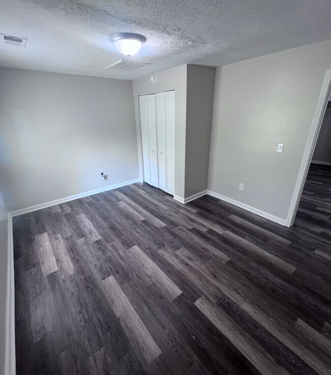 Foto del edificio - 301-303-303 Swigert Ave