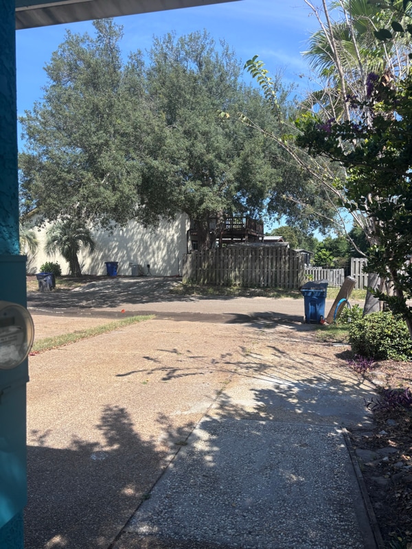 Building Photo - 1209 Capri Dr