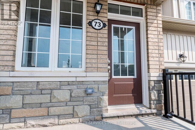 Photo du bâtiment - 73 Central Sq Blvd