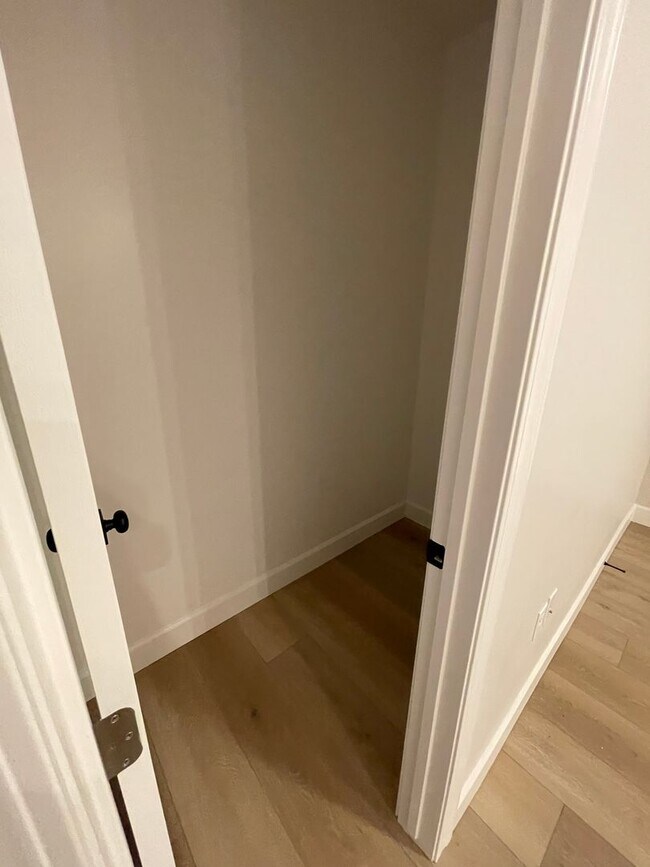 Foto del edificio - Italian Villages | 1-Bedroom, 1-Bath Basement (End Unit)