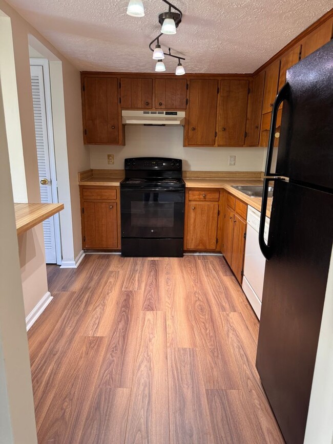 Building Photo - 3 Bedroom || 2.5 Bathroom Townhouse