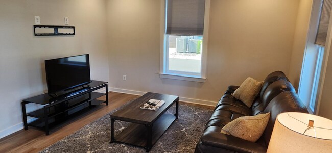 Foto del edificio - Downtown expansive luxury 3 level Townhome