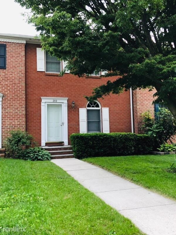 Building Photo - 3 br, 1.5 bath Townhome - 203 Georgetown Cir