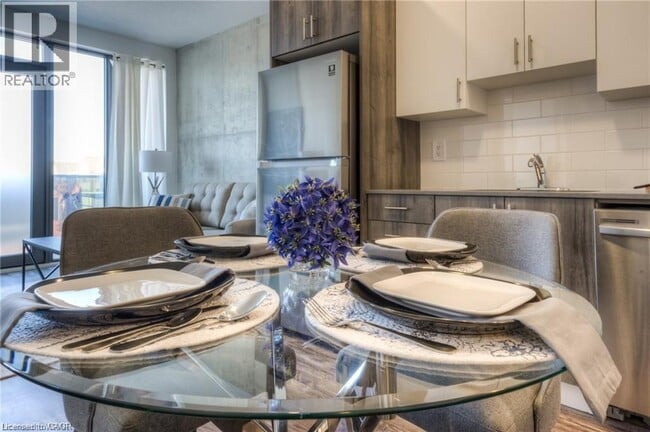 Photo du bâtiment - 1438 Highland Rd W