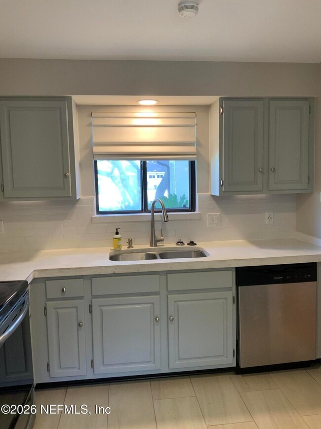 Building Photo - 1809 Kings Way