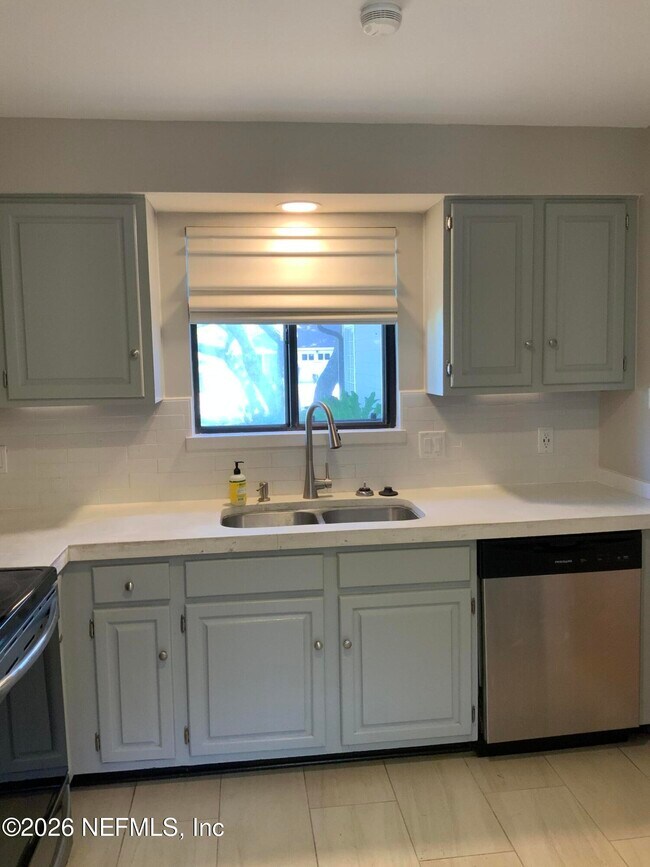 Foto del edificio - 1809 Kings Way