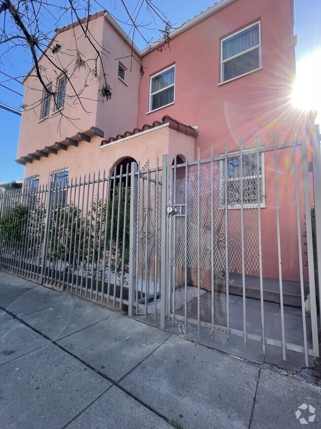 Building Photo - 1208 S St Andrews Pl