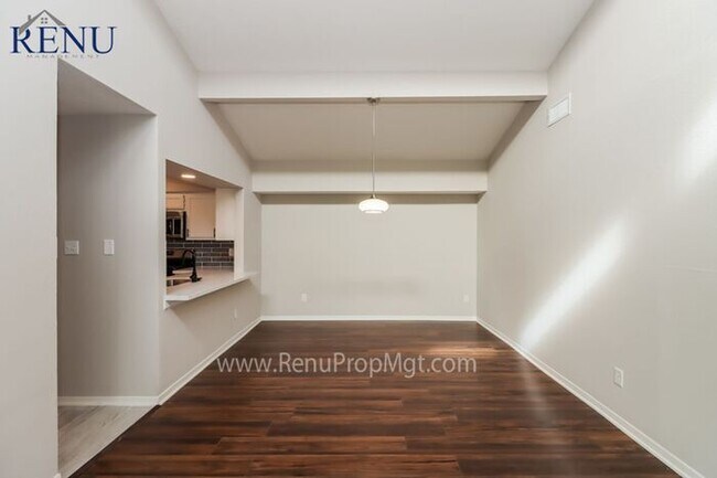 Foto del edificio - AVAILABLE NOW FOR A SELF GUIDED TOUR!