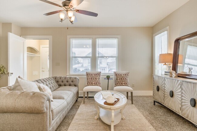 Building Photo - Beautiful Three Bedroom Town Home!
