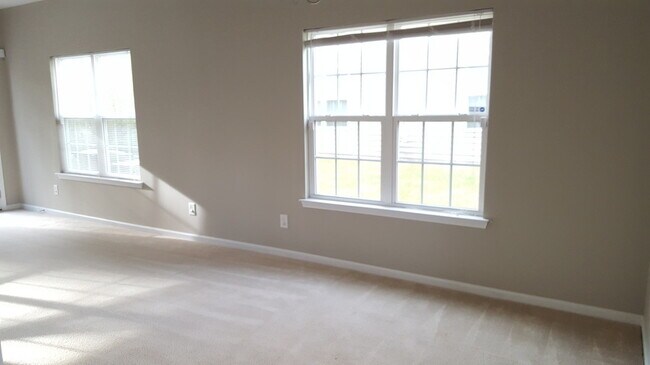 Foto del edificio - 2 Bed 2 Bath End Unit Townhome