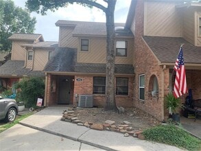 Building Photo - 3842 Knollcrest Dr