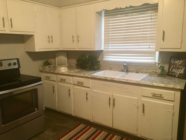 Building Photo - LARGE 3 bedroom + flex room,  2 bath home!!!