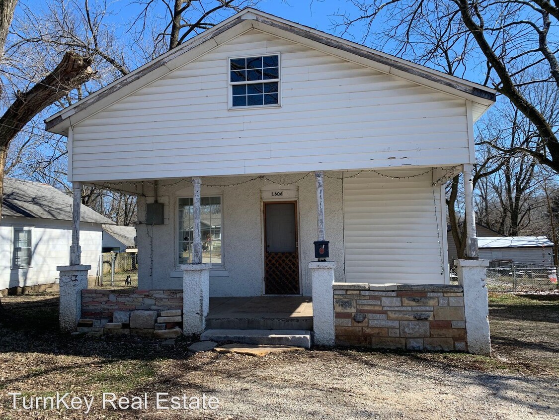 2 br, 1 bath House 1606 N Rogers House for Rent in Springfield, MO