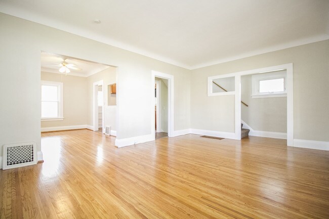 Building Photo - 882 Hampton Ave