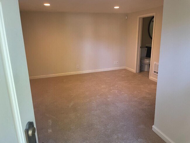 Building Photo - 2616 Easton Dr