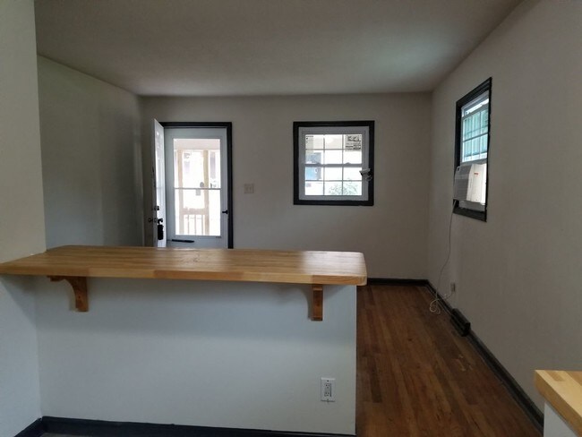 Building Photo - Newly Renovated Duplex