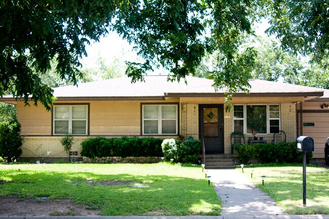 Building Photo - 1758 Bingham Ave