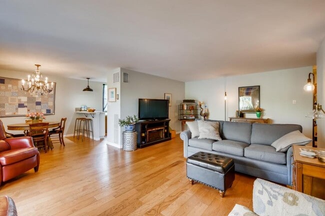 Building Photo - 480 S Marion Parkway #303