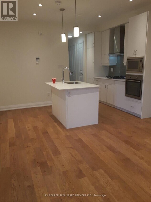 Photo principale - 200 Woodbine Ave