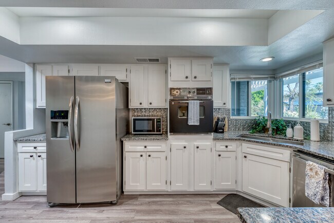Cocina con electrodomésticos de acero inoxidable - 6620 N 8th Pl