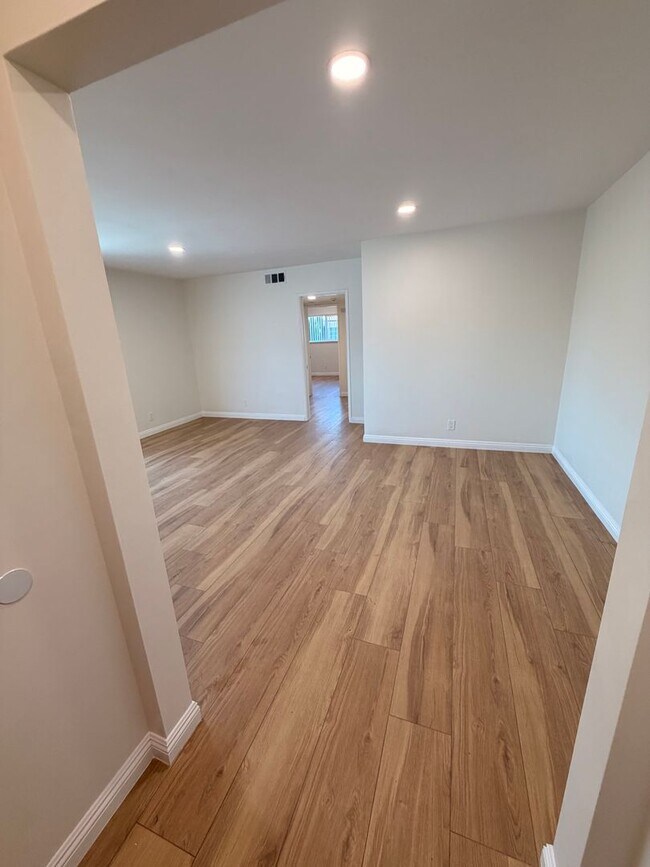 Foto del edificio - Completely Remodeled, Spacious 2 Bedroom Apartment For Rent w/ Parking!