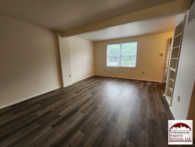 Building Photo - Upgraded End Unit In Amber Meadows