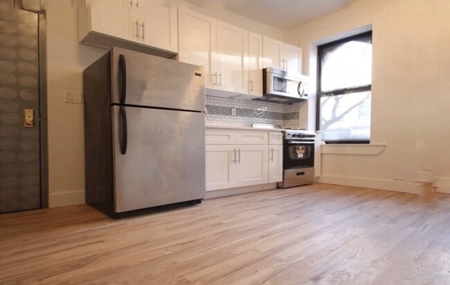 Spacious Kitchen! - 774 Franklin Ave