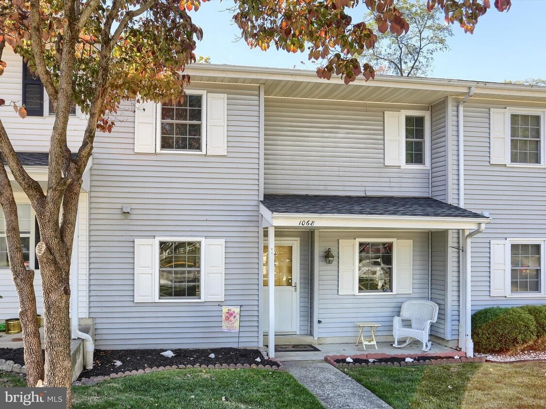 Foto principal - 1068 W Foxcroft Dr